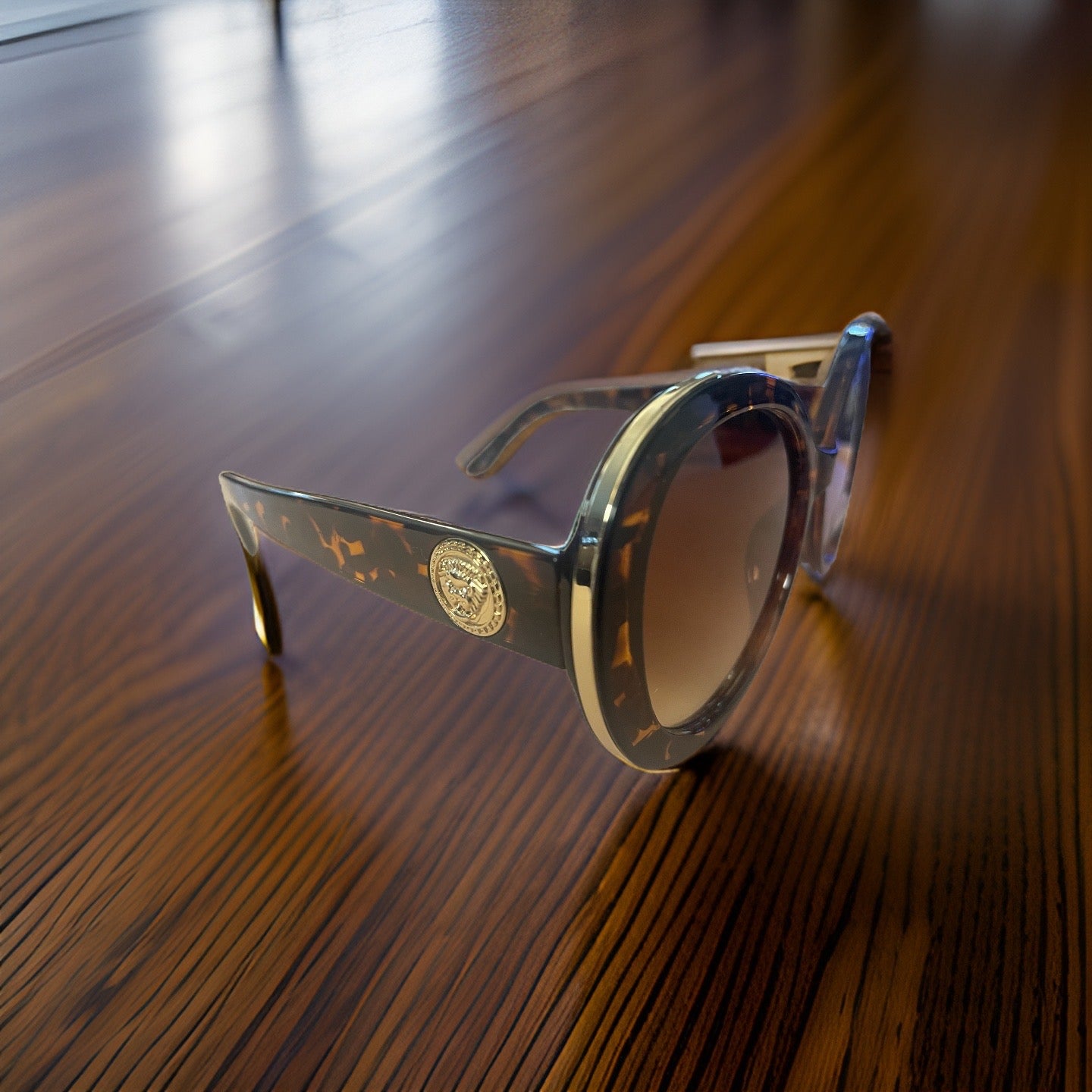 Oversize Class Glam Sunglasses. Available in 4 colors. Gold Edge Rim with Lion Head Emblem