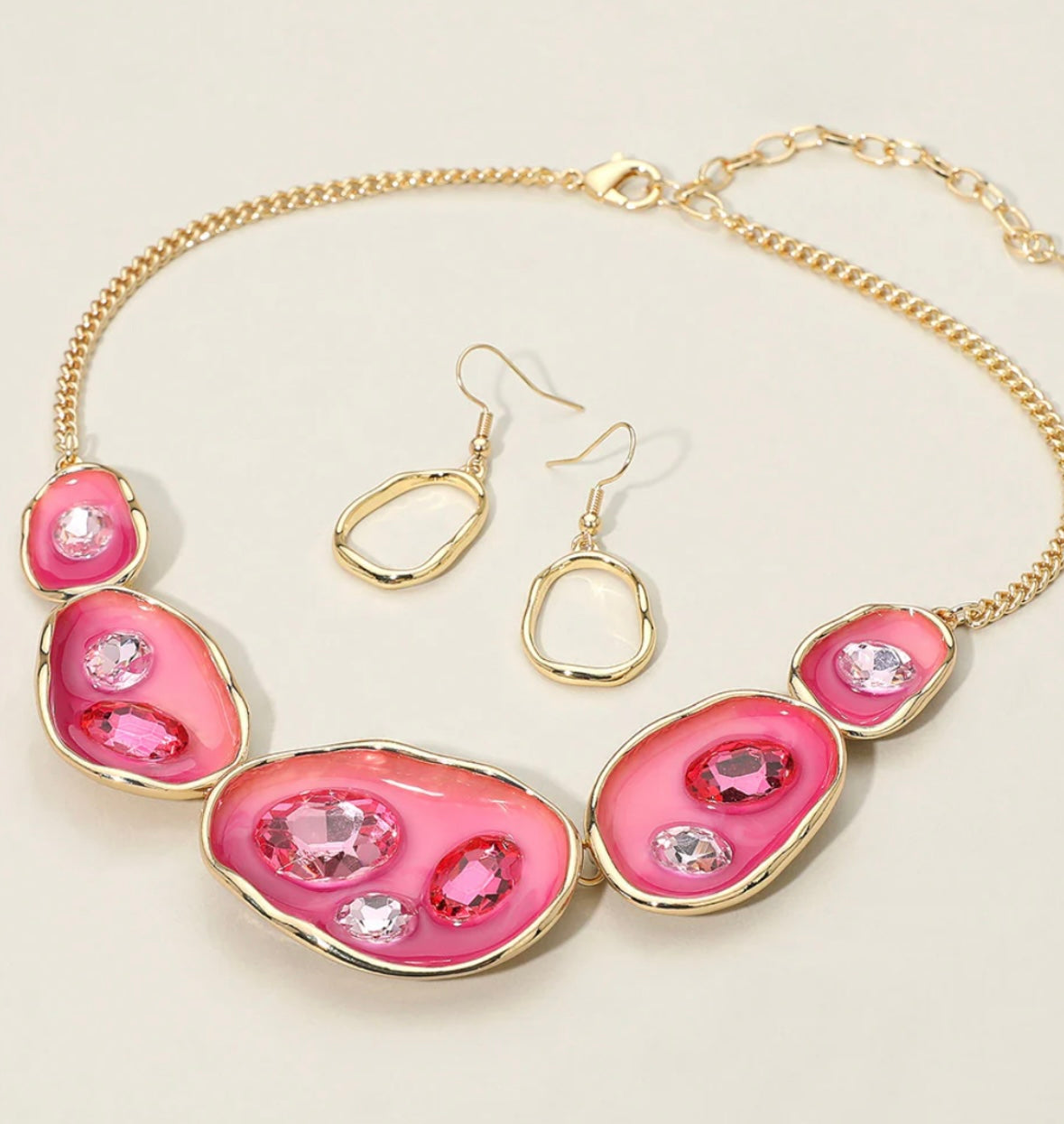 Abstract Gemstone Embellished Enamel Oval Plate Link Statement Necklace - Fuchsia, Gold